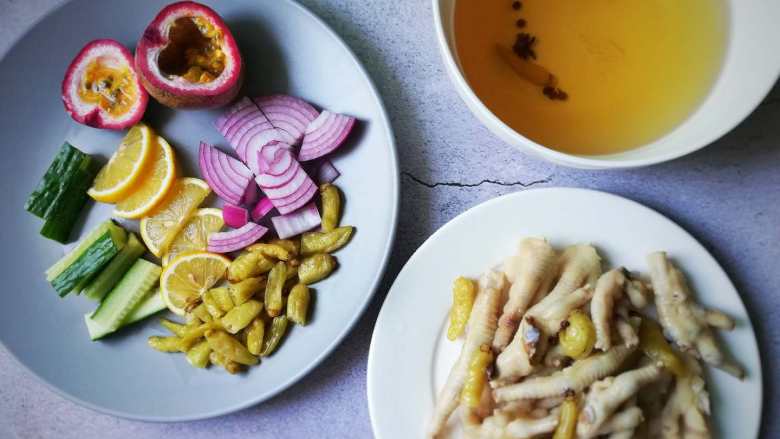 泡椒凤爪——改良版,取来已盛凉的

汤水、食材