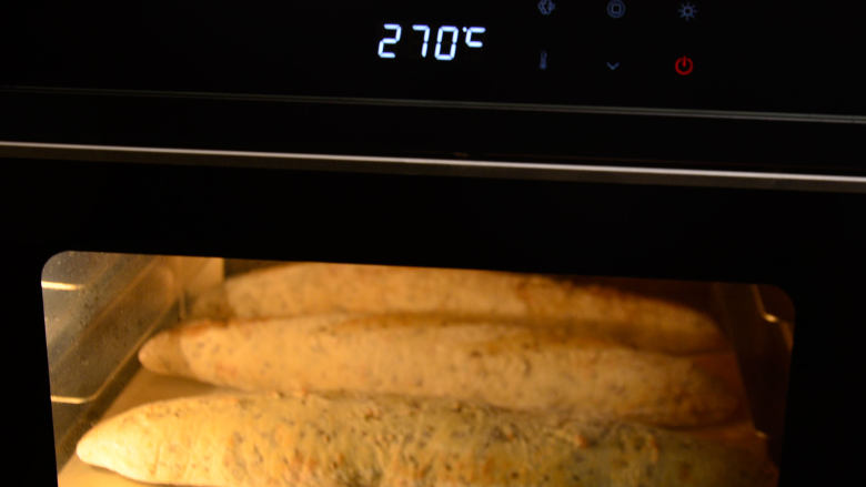亚麻籽法棍,COUSS CO-960S电烤箱，接水管先接入水盆 ，按蒸汽键加蒸汽5秒，用面包铲将面团移到石板上，关闭烤箱门后再按蒸汽键5秒，烘烤10分钟后，将温度转为200度，并将油纸抽出，继续烘烤10分钟，共烘烤20分钟。