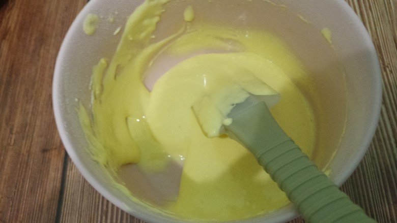 蛋黄溶豆,用刮刀翻拌均匀。