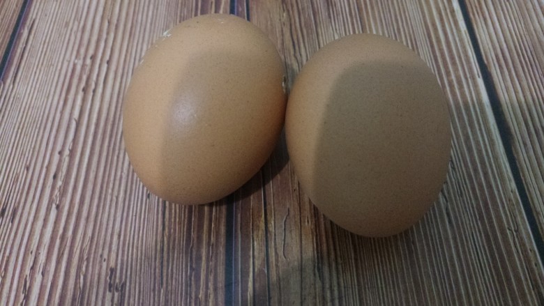 蛋黄溶豆,先准备两个鸡蛋