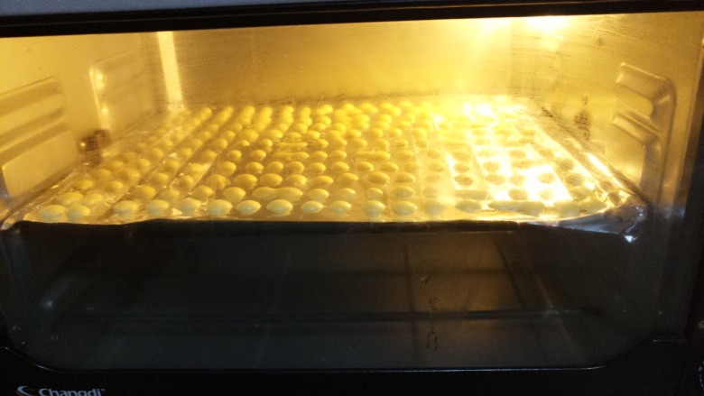 蛋黄溶豆,然后入烤箱，100度上下火，烤半个小时左右。