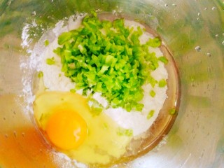 苦瓜煎蛋,打入一个鸡蛋，放入葱花