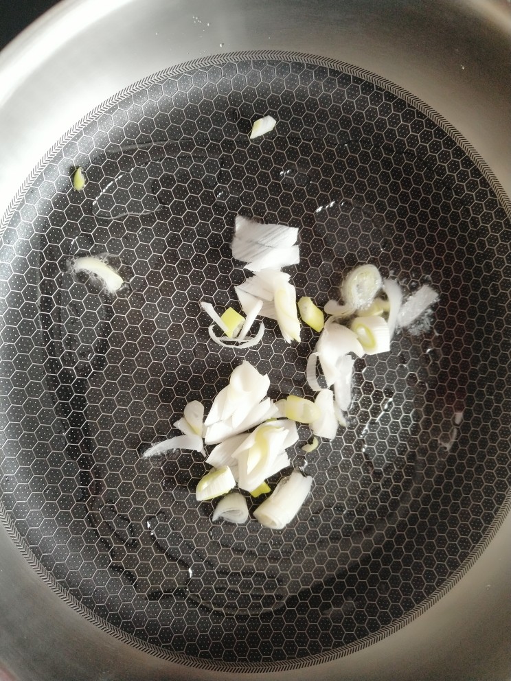 西兰花蛋炒饭,放入葱花炒香。