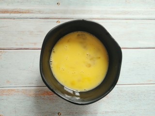 西兰花蛋炒饭,鸡蛋打散备用。
