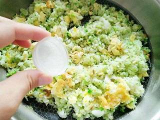 西兰花蛋炒饭,根据自己口味加适量食盐，翻拌均匀即可。
