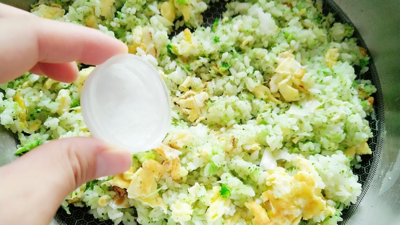 西兰花蛋炒饭,根据自己口味加适量食盐，翻拌均匀即可。