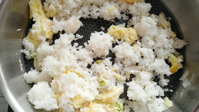 西兰花蛋炒饭,放入米饭翻炒均匀。