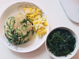 一个人在家的日子,第十三天午餐   秋葵蛋炒饭 红薯叶 米饭🍚
