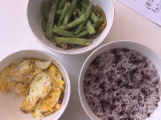 一个人在家的日子,第一天午餐紫米饭🍚豆角焖 炒鸡蛋🍳