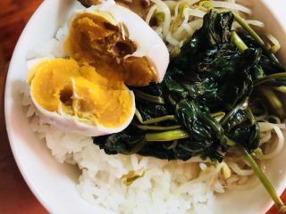一个人在家的日子,第四天晚餐    咸鸭蛋菜米饭🍚 绿豆粥