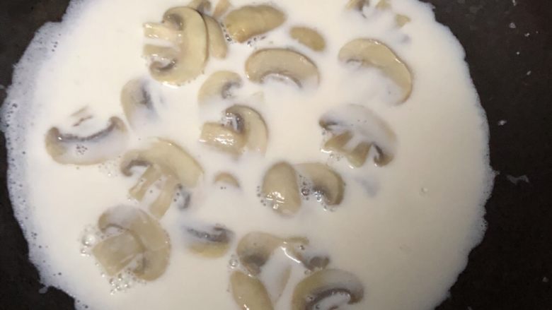 虾仁蘑菇鸡肉玉兔饭,蘑菇加入牛奶煮熟