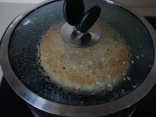 记忆中的羌饼,加入至饼胚一半左右的水，盖上盖子，煮开后转小火
