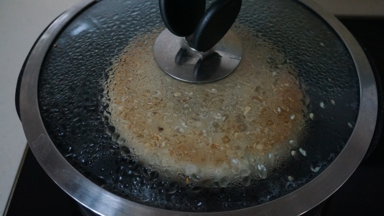 记忆中的羌饼,加入至饼胚一半左右的水，盖上盖子，煮开后转小火