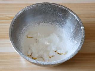 咖啡豆饼干,糖粉过筛到软化的黄油里搅拌均匀；