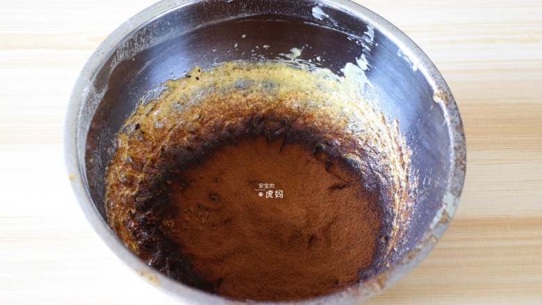 咖啡豆饼干,筛入到黄油中搅拌均匀；
