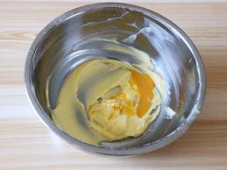 咖啡豆饼干,全蛋液分2-3次倒入到黄油里，每次都搅打均匀后再倒入下一次的蛋液；