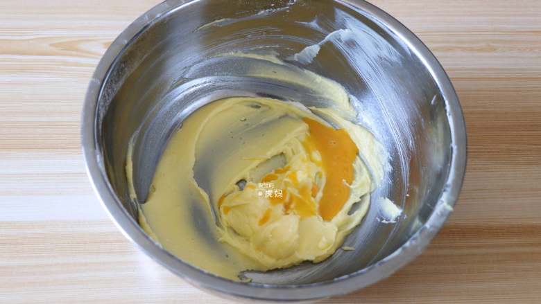 咖啡豆饼干,全蛋液分2-3次倒入到黄油里，每次都搅打均匀后再倒入下一次的蛋液；