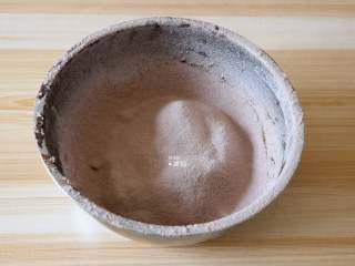 咖啡豆饼干,继续筛入可可粉和低筋面粉；