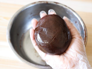 咖啡豆饼干,用手轻轻揉成光滑均匀的面团；