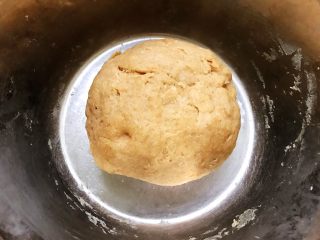 脑洞大开的全麦烤饼,加入清水，揉成面团
盖上保鲜膜发酵至两倍大