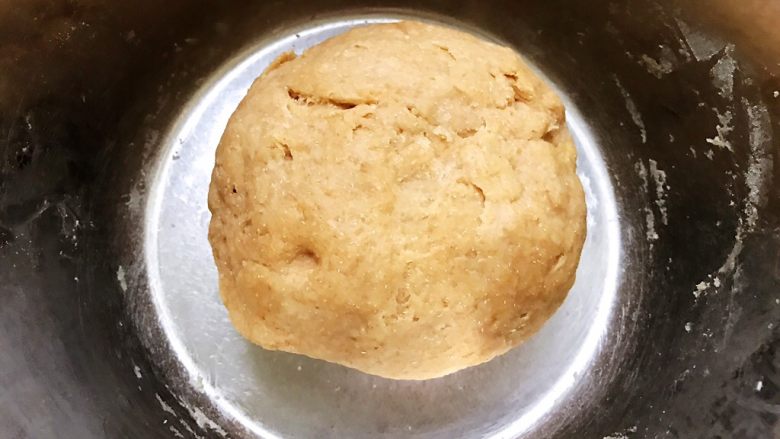 脑洞大开的全麦烤饼,加入清水，揉成面团
盖上保鲜膜发酵至两倍大