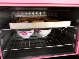 脑洞大开的全麦烤饼,放入不通电的烤箱里进行二次发酵，同时放入热水保持温度和湿度