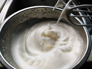 椰蓉蜂蜜蛋糕卷,蛋清分3次加入60克白糖打发至湿性发泡
