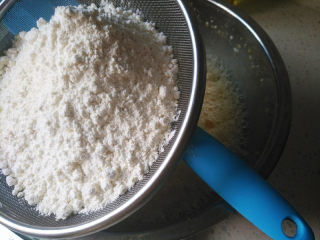 椰蓉蜂蜜蛋糕卷,筛入低筋粉