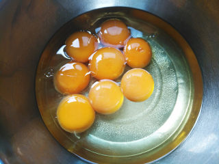 椰蓉蜂蜜蛋糕卷,分蛋时把蛋黄分到油水盆里