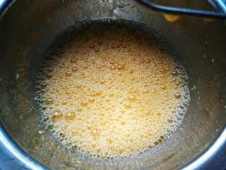 椰蓉蜂蜜蛋糕卷,将蛋黄液用电动打蛋器搅拌均匀