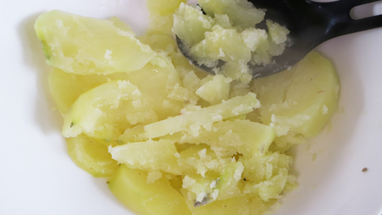 香糯土豆火腿饼,将土豆片放入蒸锅里面蒸熟，压成土豆泥。