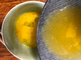 宝宝爱吃的香橙蒸蛋,把鸡蛋与橙汁的混合物倒入橙子皮中，不要倒太满哦。
