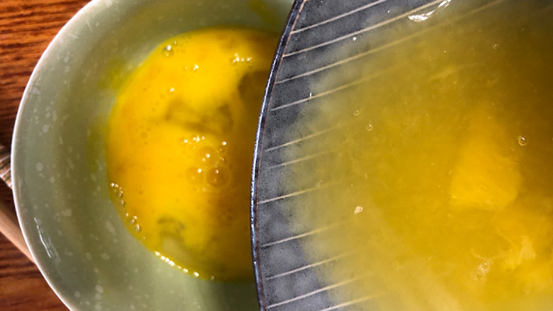 宝宝爱吃的香橙蒸蛋,把鸡蛋与橙汁的混合物倒入橙子皮中，不要倒太满哦。