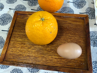 宝宝爱吃的香橙蒸蛋,将橙子洗净放水里加入盐寖泡10分钟寖泡十分钟，搓揉片刻后冲洗干净。加入海盐搓揉片刻后冲洗干净。