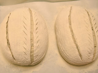 健康黑麦乡村面包,面团筛一层厚面粉后，用利刀割上自己喜欢的图案。