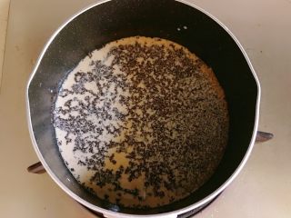 網紅爆漿珍珠蛋糕,將牛奶和紅茶粉一起小火煮1分鐘，再蓋上蓋子悶5分鐘