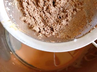 網紅爆漿珍珠蛋糕,過濾分離出茶渣和紅茶牛奶，茶渣不要丟掉
