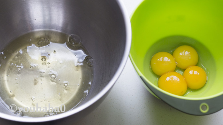 酸奶纸杯蛋糕,分开蛋清蛋黄至2个无油无水干净的容器中。
