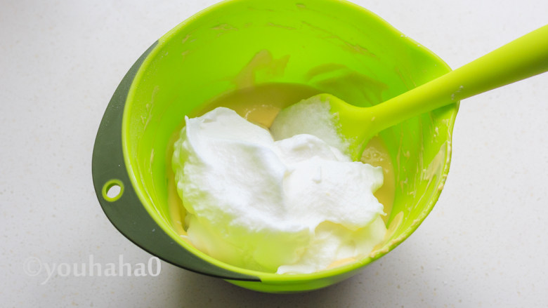 酸奶纸杯蛋糕,取1/3蛋白霜放入蛋黄糊中，用刮刀上下翻拌均匀，勿画圈搅拌，易消泡。