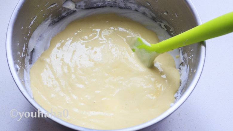 酸奶纸杯蛋糕,拌匀的面糊倒回蛋白霜中，继续上下翻拌均匀。