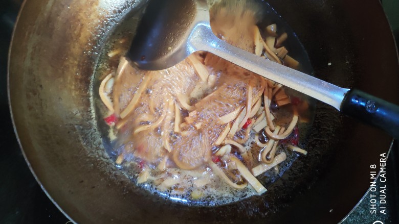 肉汁豆干丝,加入排骨汤汁或是卤肉汁，调中火炖煮，豆干丝太素，加入肉汁可以使豆干丝素中有荤，口味丰富