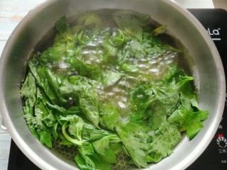 凉拌芹叶,锅中烧水，待水烧开后，放入芹菜叶焯水。