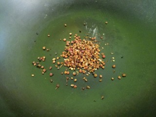 干炸里脊,接着开始炒调料，先放入花椒。