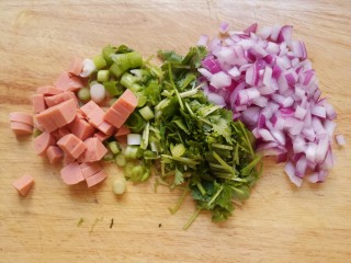 东北烤冷面,然后火腿肠切碎丁，洋葱切碎丁，香菜切末，葱切葱花。
