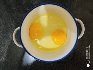 山茶油蒸蛋,炖盅里打入两个鸡蛋