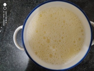 山茶油蒸蛋,加水，加到8分满，这里的水用常温食用水就可以
