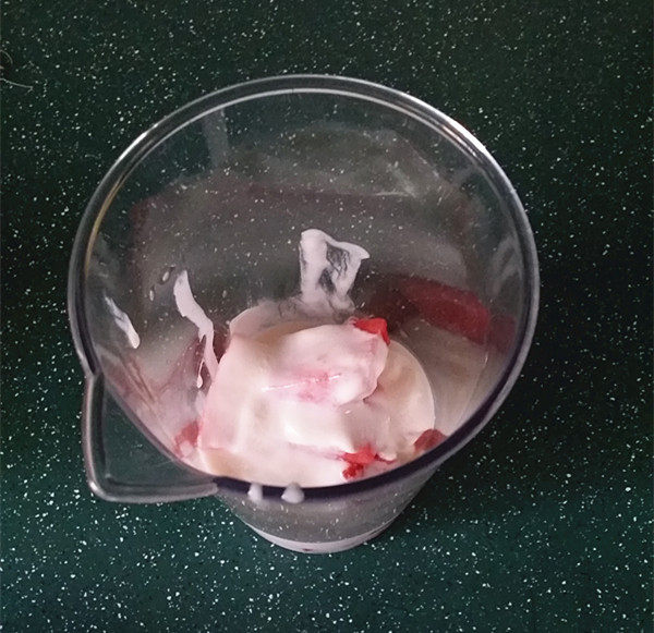西瓜思慕雪,倒入自制的酸奶