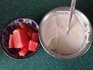 西瓜思慕雪,备好冰西瓜和自制酸奶