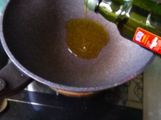 耗油西葫芦,热锅，倒入橄榄油