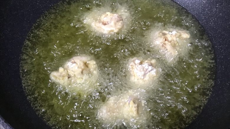 韩式炸鸡,大火把油加热到八成热，把鸡块放入，然后转中火。
